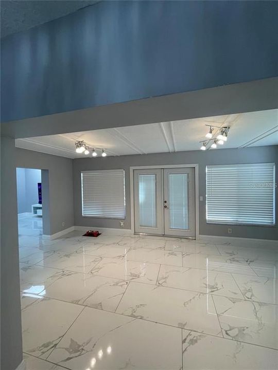 En Venta: $475,000 (4 camas, 2 baños, 1950 Pies cuadrados)