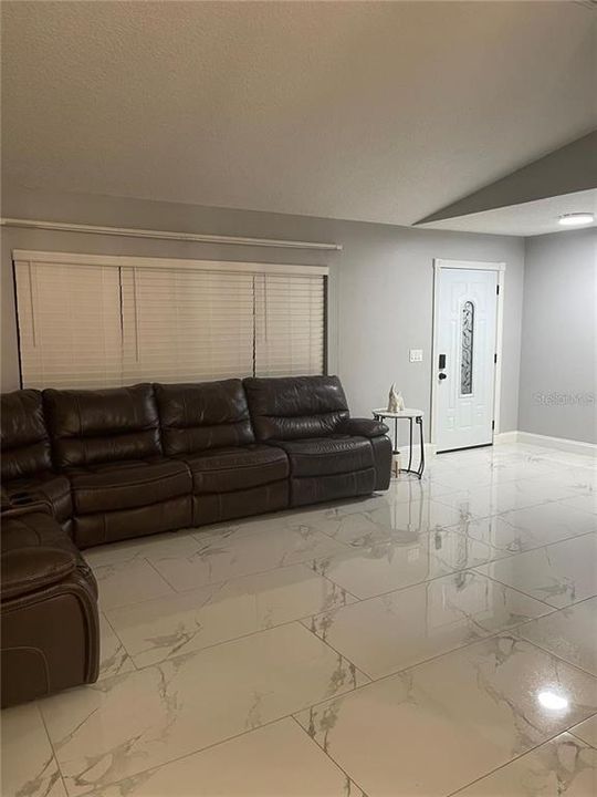 En Venta: $475,000 (4 camas, 2 baños, 1950 Pies cuadrados)