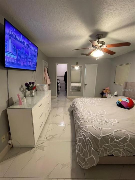 En Venta: $475,000 (4 camas, 2 baños, 1950 Pies cuadrados)
