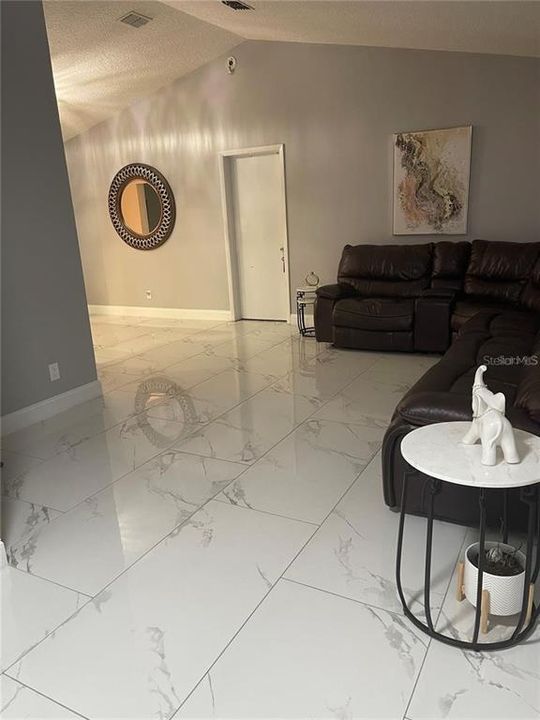 En Venta: $475,000 (4 camas, 2 baños, 1950 Pies cuadrados)