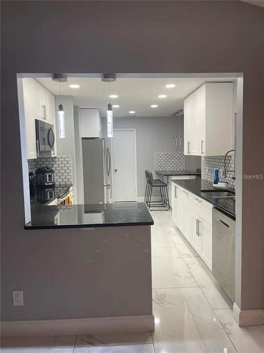 En Venta: $475,000 (4 camas, 2 baños, 1950 Pies cuadrados)