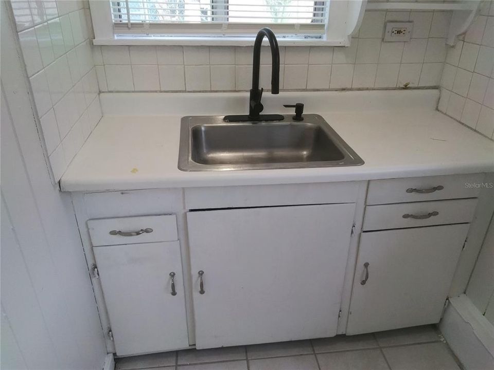 For Rent: $995 (0 beds, 1 baths, 432 Square Feet)