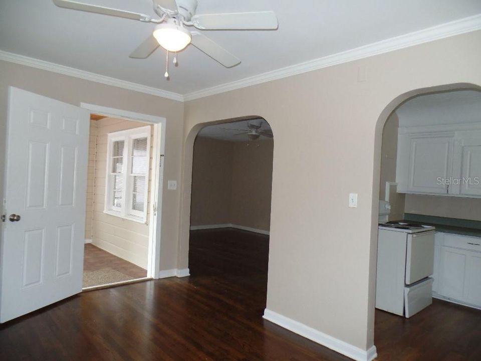 For Rent: $1,595 (2 beds, 1 baths, 800 Square Feet)