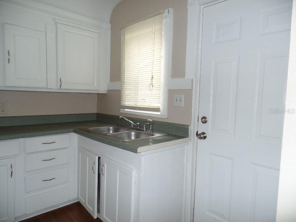 For Rent: $1,595 (2 beds, 1 baths, 800 Square Feet)