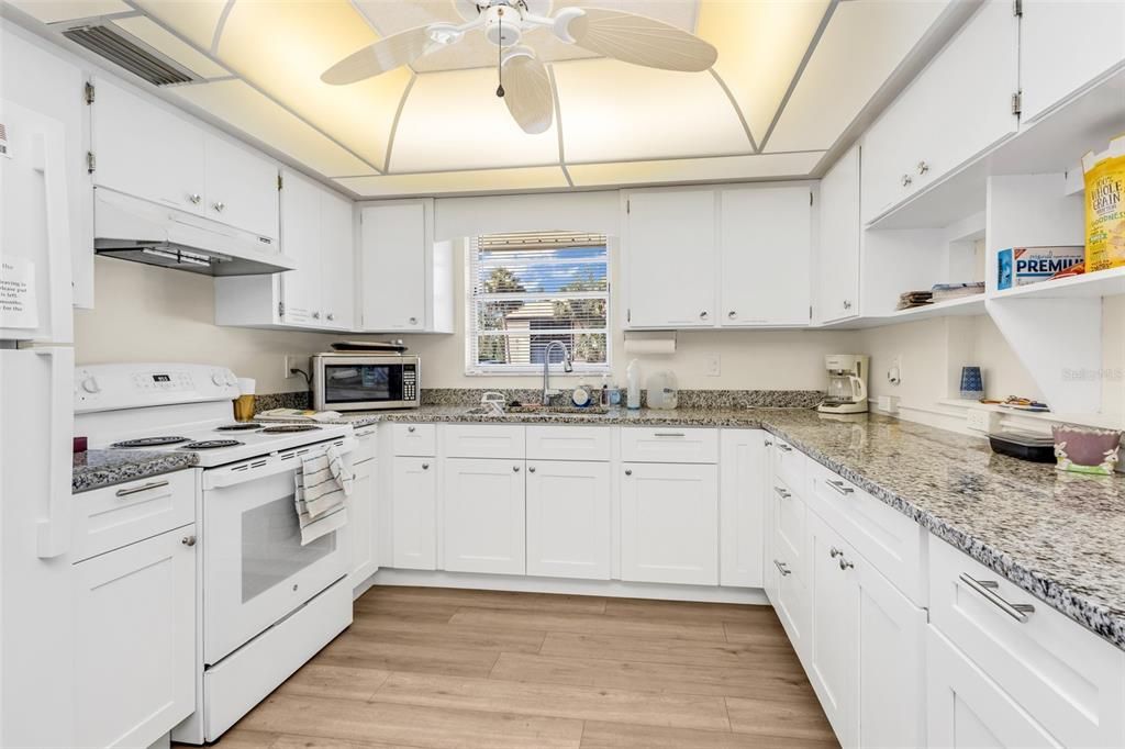 For Sale: $87,000 (1 beds, 1 baths, 647 Square Feet)