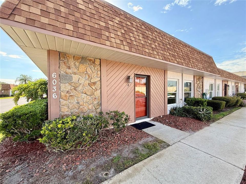 For Sale: $79,900 (2 beds, 1 baths, 825 Square Feet)
