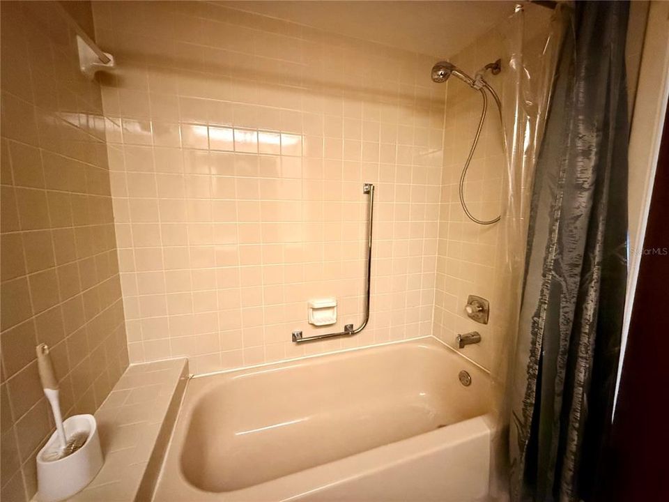 For Sale: $79,900 (2 beds, 1 baths, 825 Square Feet)