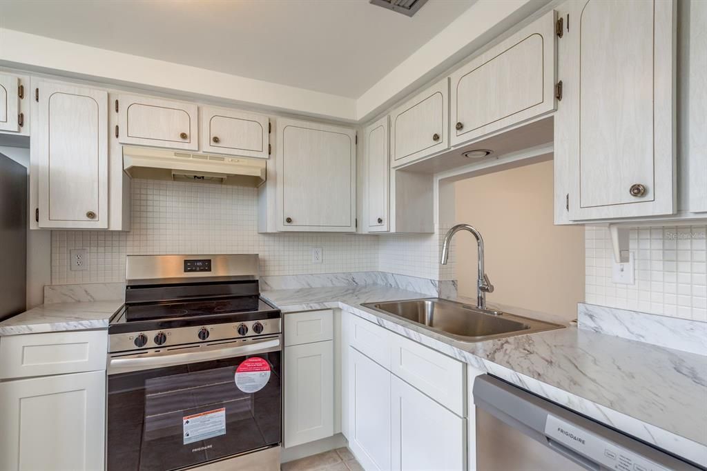 Active With Contract: $54,500 (2 beds, 1 baths, 975 Square Feet)