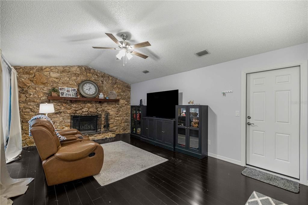 For Sale: $430,000 (3 beds, 2 baths, 1634 Square Feet)
