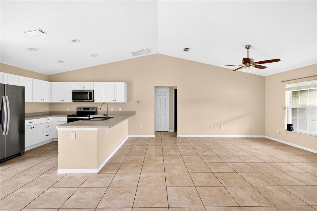 For Sale: $275,000 (3 beds, 2 baths, 1433 Square Feet)