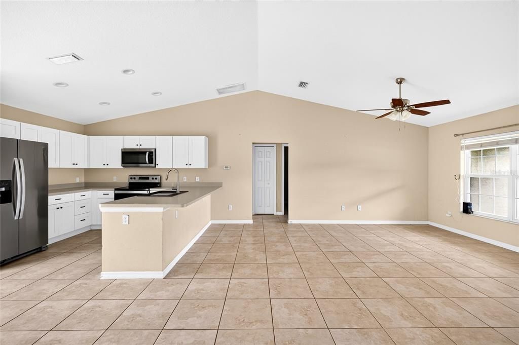 For Sale: $275,000 (3 beds, 2 baths, 1433 Square Feet)