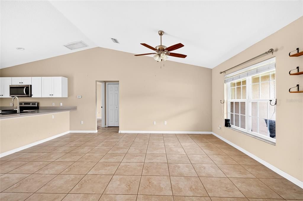 For Sale: $275,000 (3 beds, 2 baths, 1433 Square Feet)
