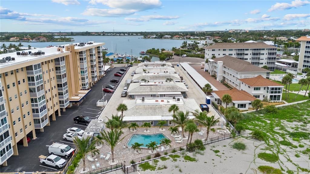 For Sale: $299,900 (2 beds, 2 baths, 851 Square Feet)