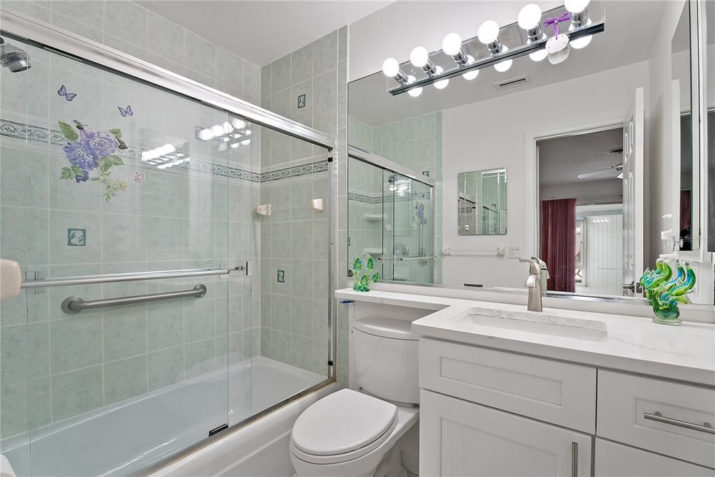 For Sale: $299,900 (2 beds, 2 baths, 851 Square Feet)