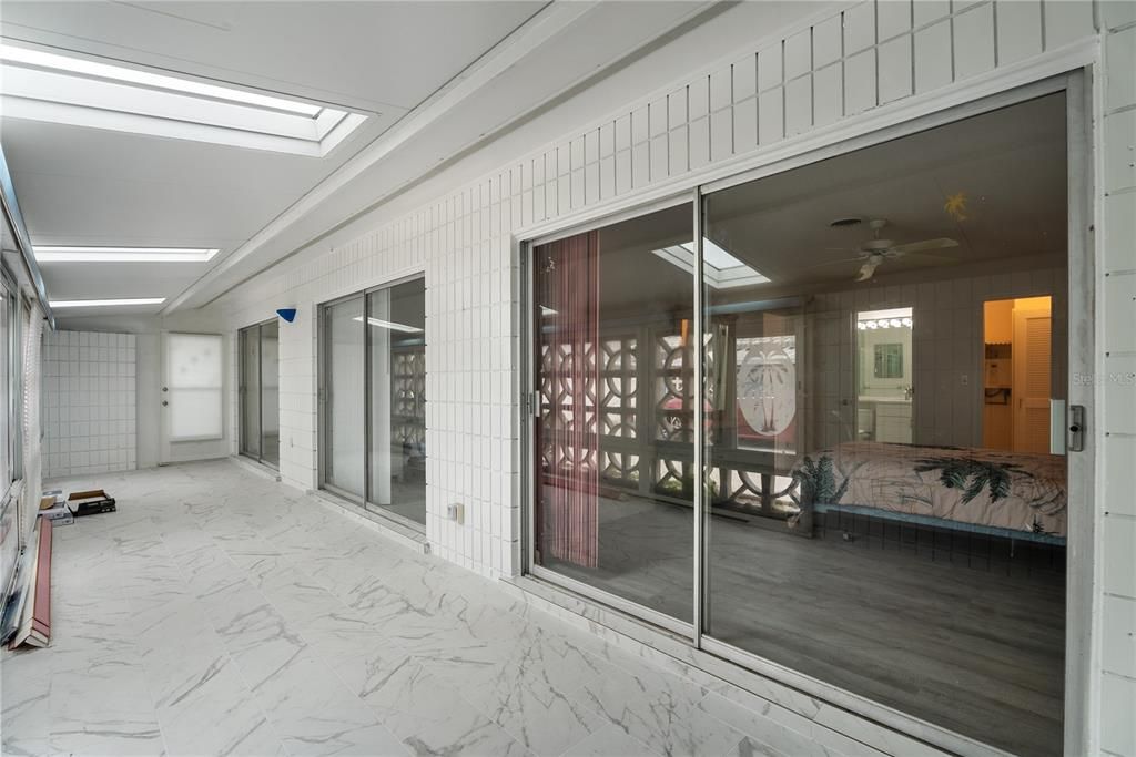 For Sale: $299,900 (2 beds, 2 baths, 851 Square Feet)