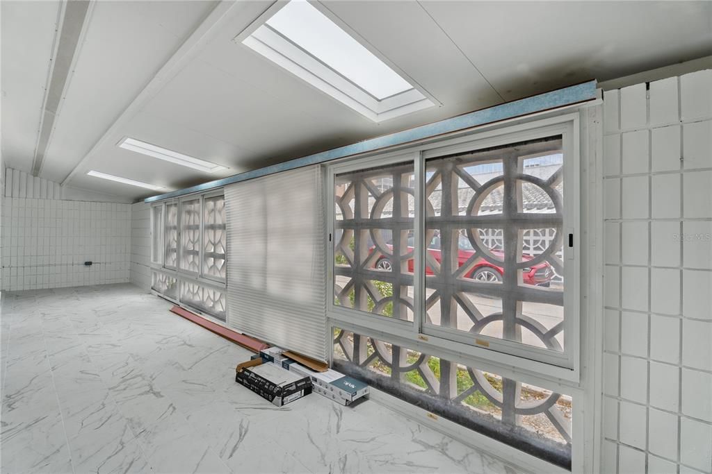 For Sale: $299,900 (2 beds, 2 baths, 851 Square Feet)