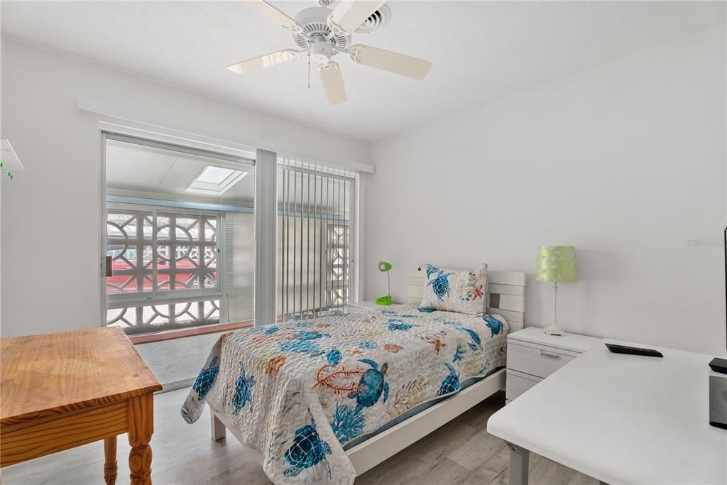 For Sale: $299,900 (2 beds, 2 baths, 851 Square Feet)