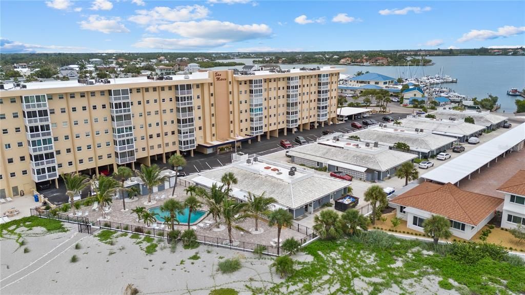 For Sale: $299,900 (2 beds, 2 baths, 851 Square Feet)