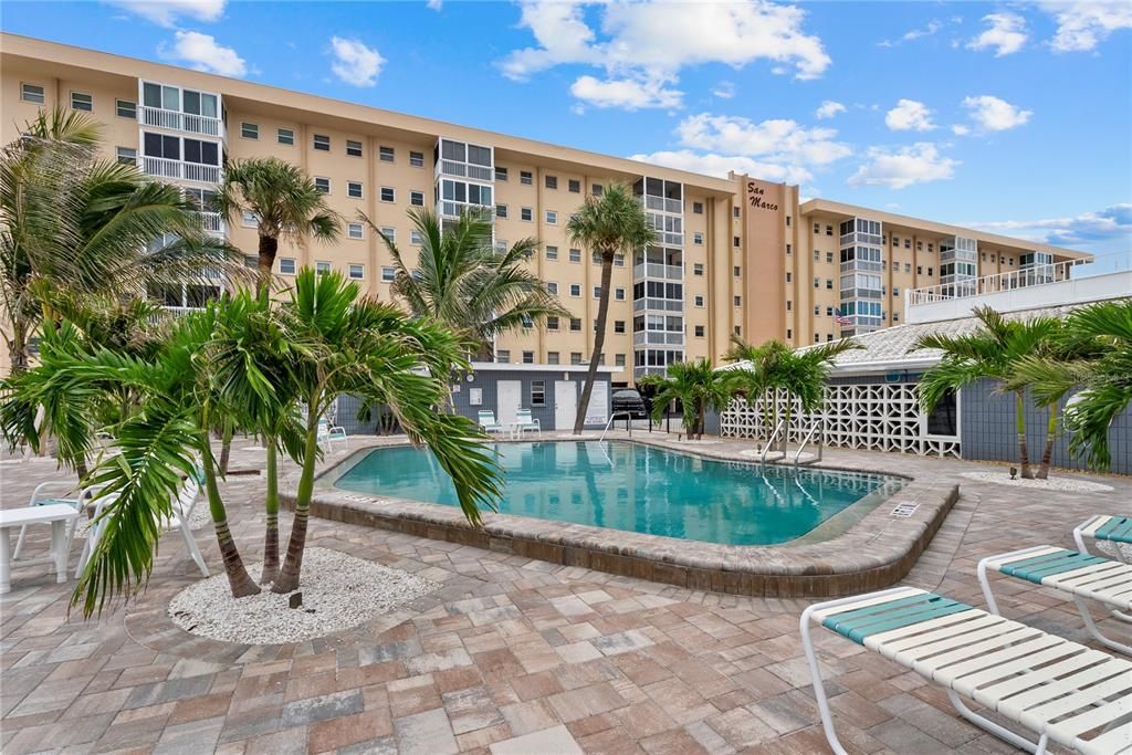 For Sale: $299,900 (2 beds, 2 baths, 851 Square Feet)
