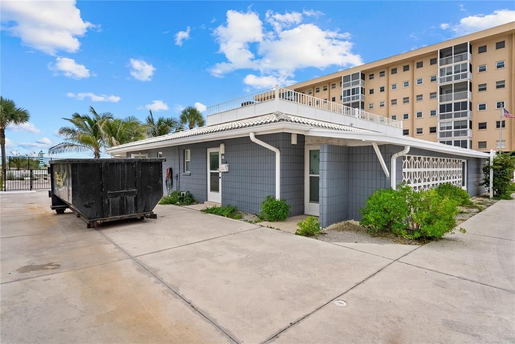 For Sale: $299,900 (2 beds, 2 baths, 851 Square Feet)