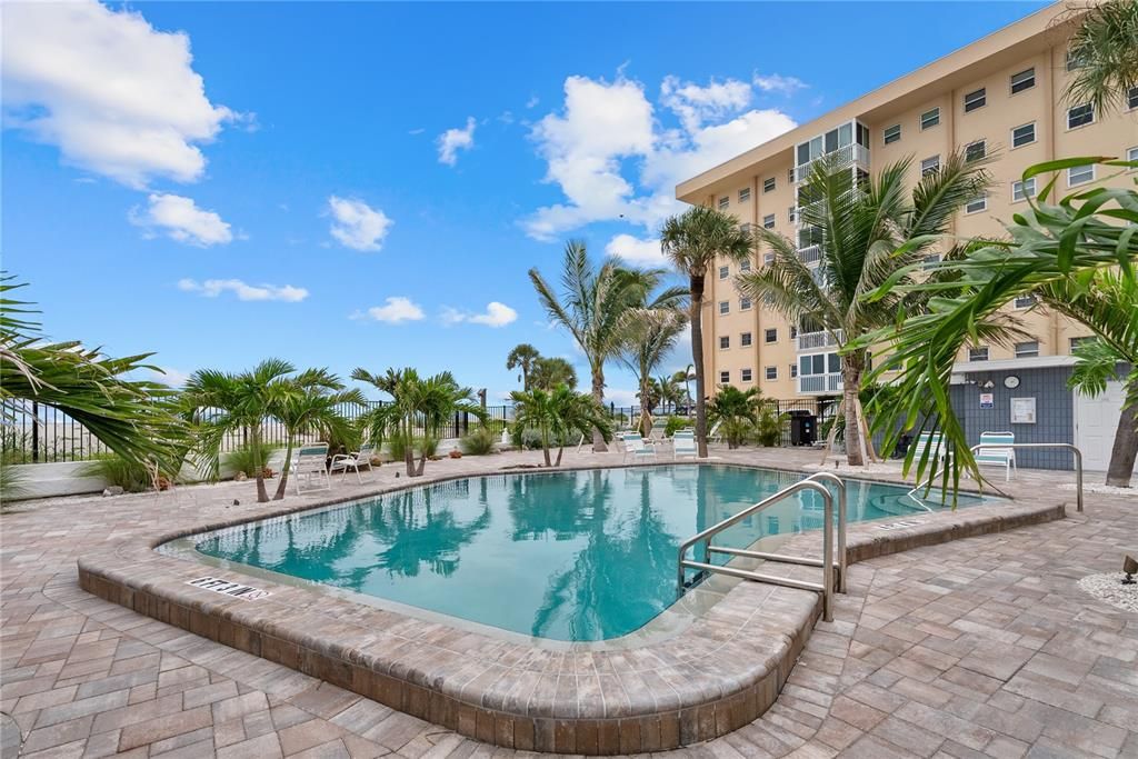 For Sale: $299,900 (2 beds, 2 baths, 851 Square Feet)