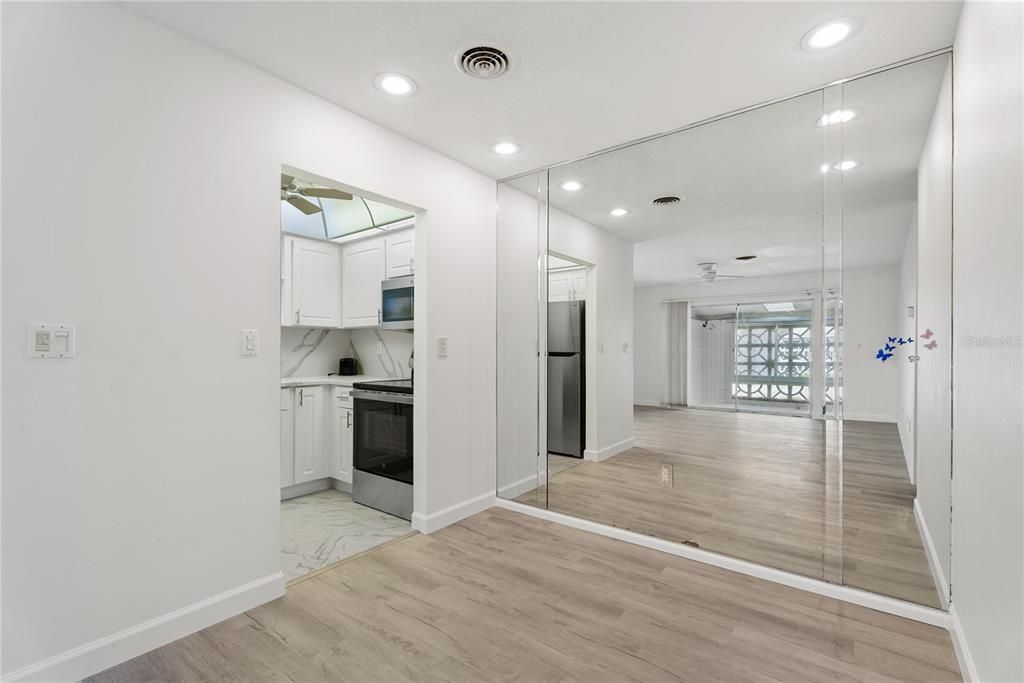 For Sale: $299,900 (2 beds, 2 baths, 851 Square Feet)
