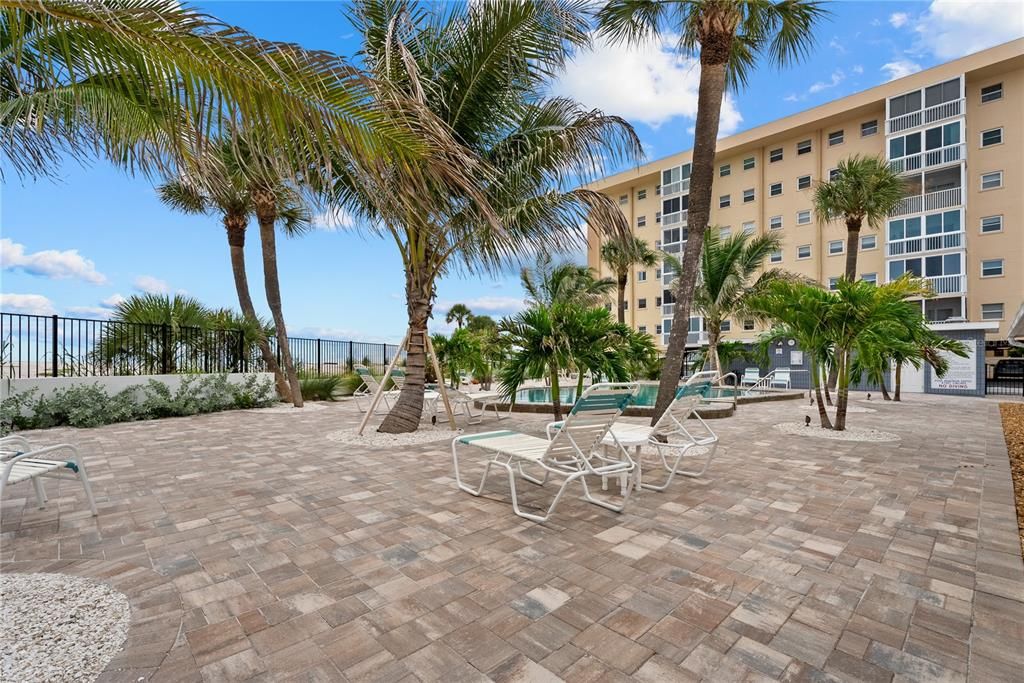 For Sale: $299,900 (2 beds, 2 baths, 851 Square Feet)