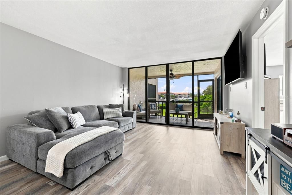 En Venta: $350,000 (2 camas, 2 baños, 1065 Pies cuadrados)