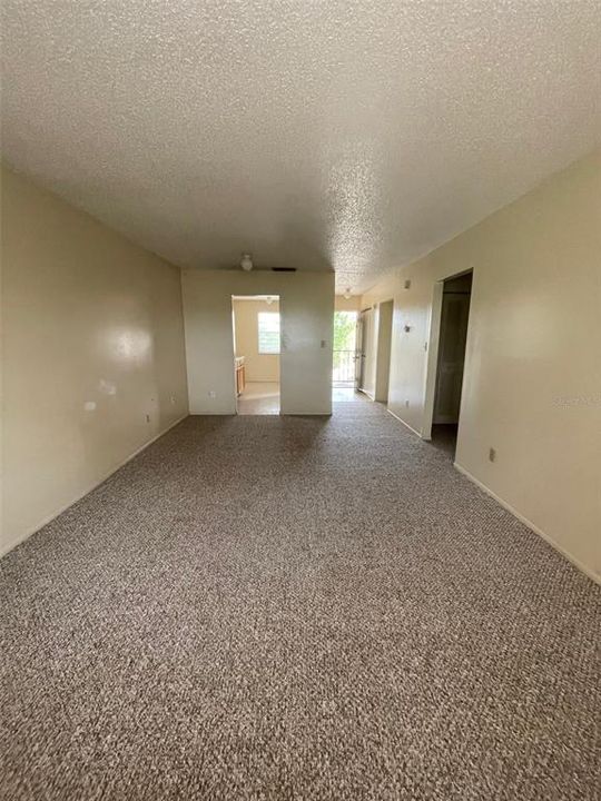 For Rent: $1,100 (2 beds, 1 baths, 818 Square Feet)