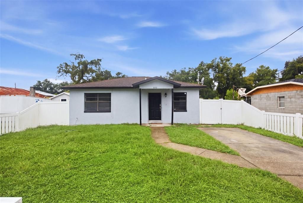 For Rent: $1,900 (2 beds, 1 baths, 720 Square Feet)
