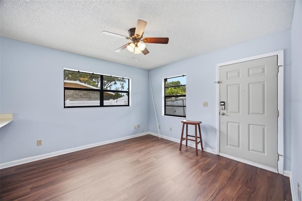 For Rent: $1,900 (2 beds, 1 baths, 720 Square Feet)