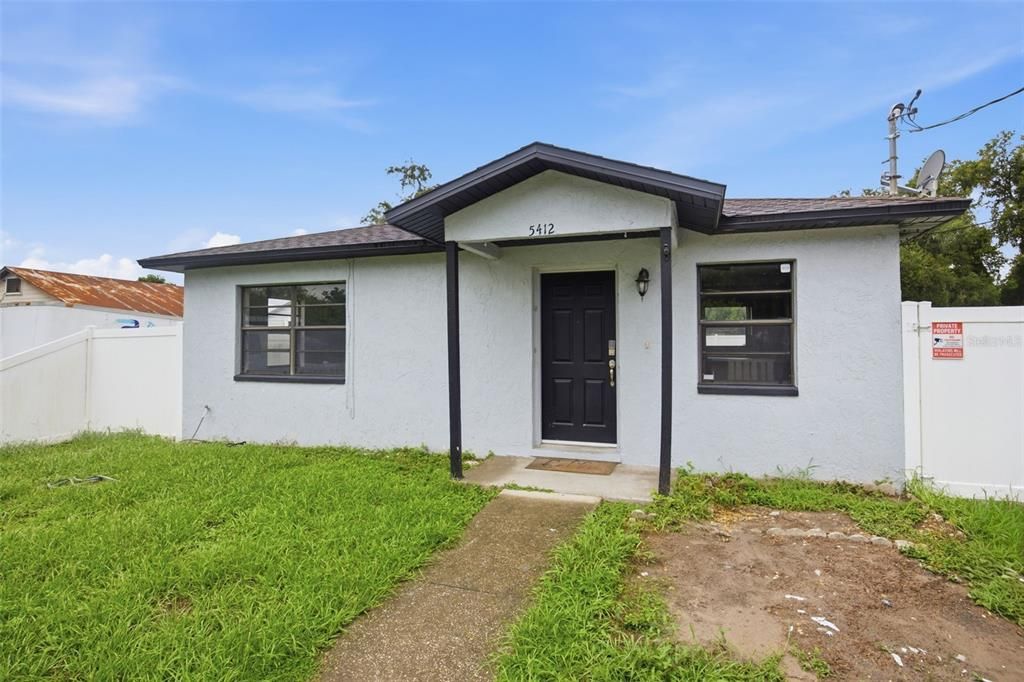 For Rent: $1,900 (2 beds, 1 baths, 720 Square Feet)
