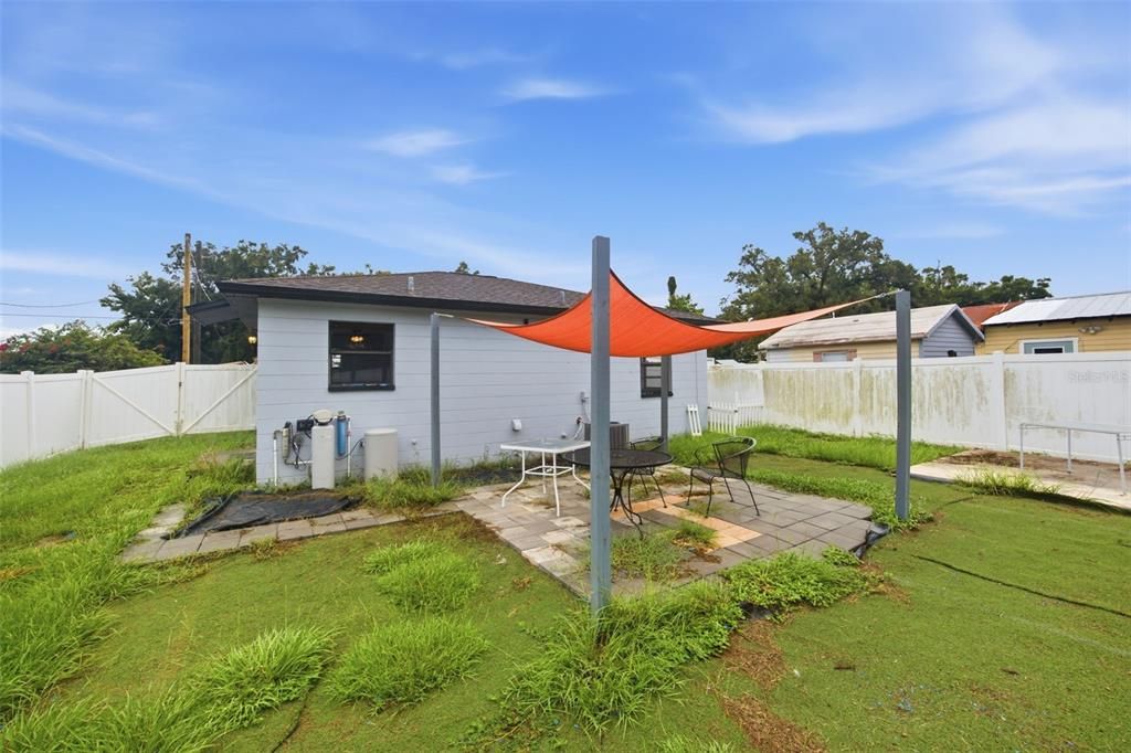 For Rent: $1,900 (2 beds, 1 baths, 720 Square Feet)