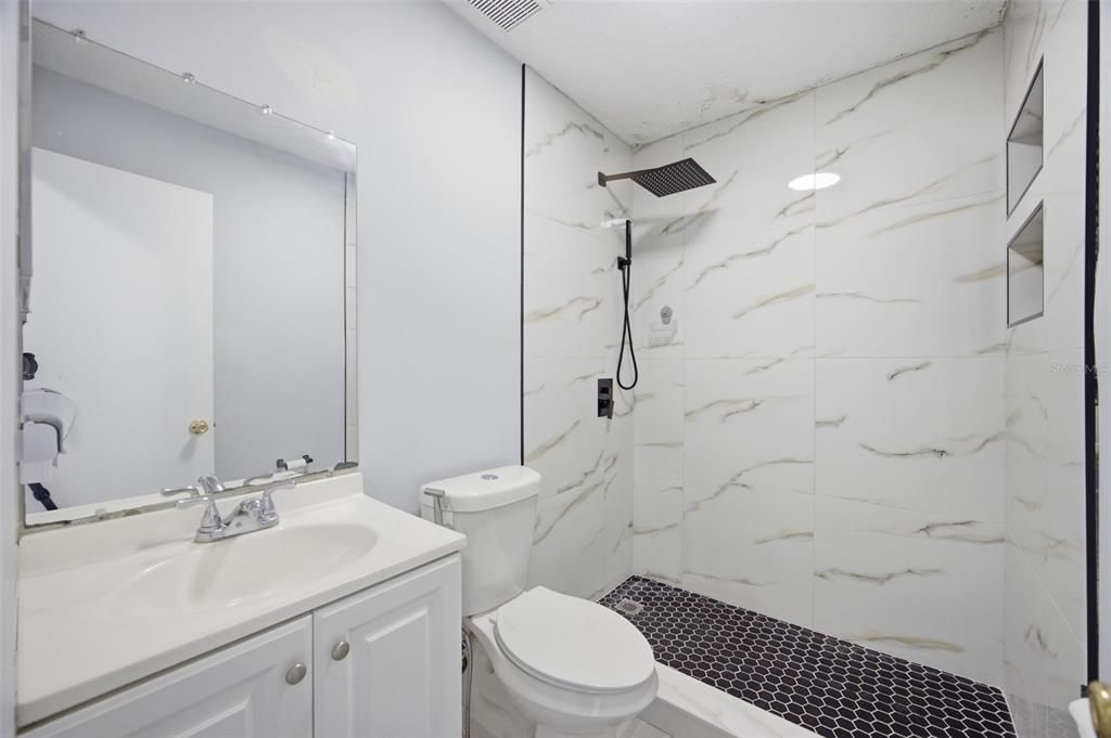 For Rent: $1,900 (2 beds, 1 baths, 720 Square Feet)