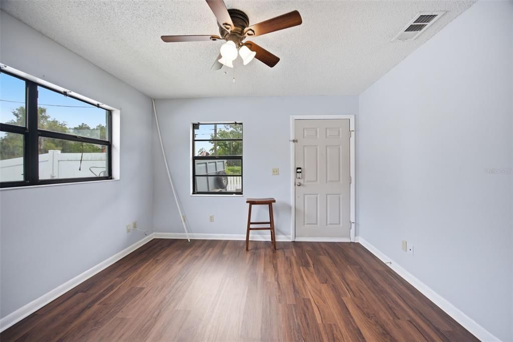 For Rent: $1,900 (2 beds, 1 baths, 720 Square Feet)