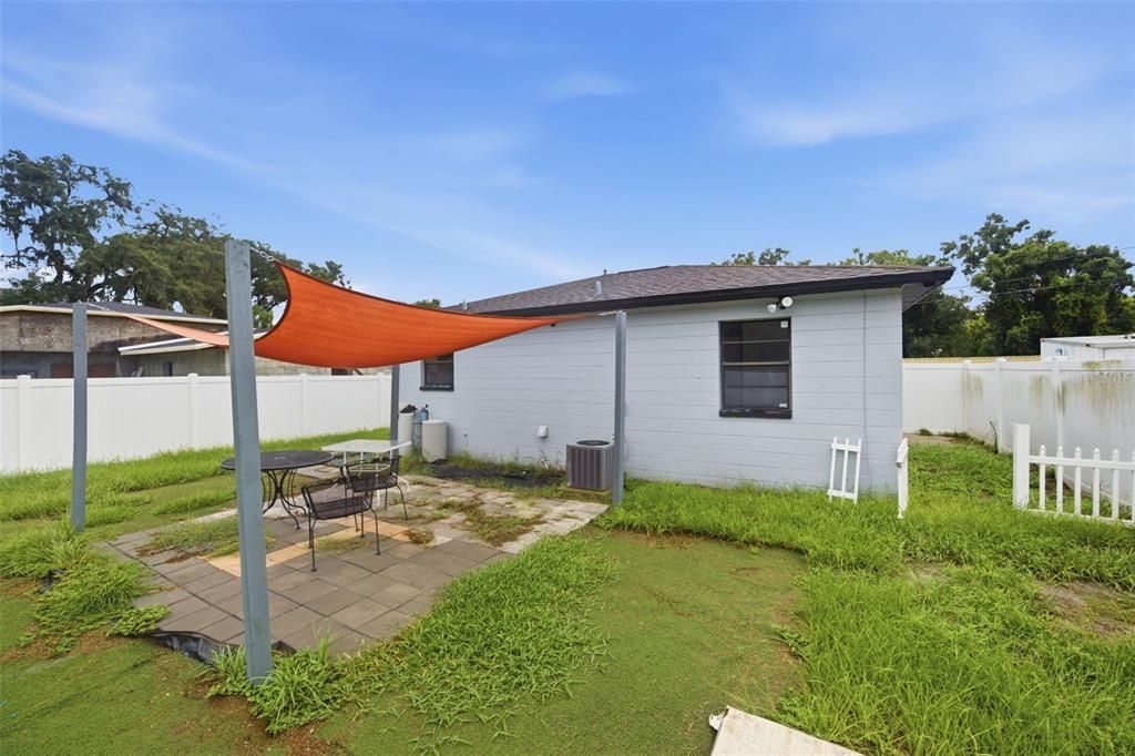 For Rent: $1,900 (2 beds, 1 baths, 720 Square Feet)