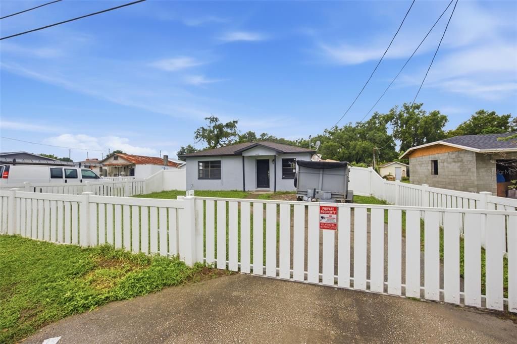 For Rent: $1,900 (2 beds, 1 baths, 720 Square Feet)