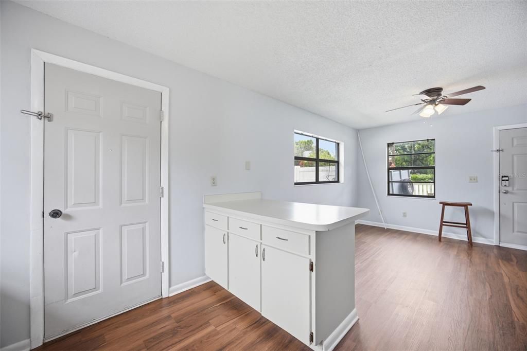 For Rent: $1,900 (2 beds, 1 baths, 720 Square Feet)