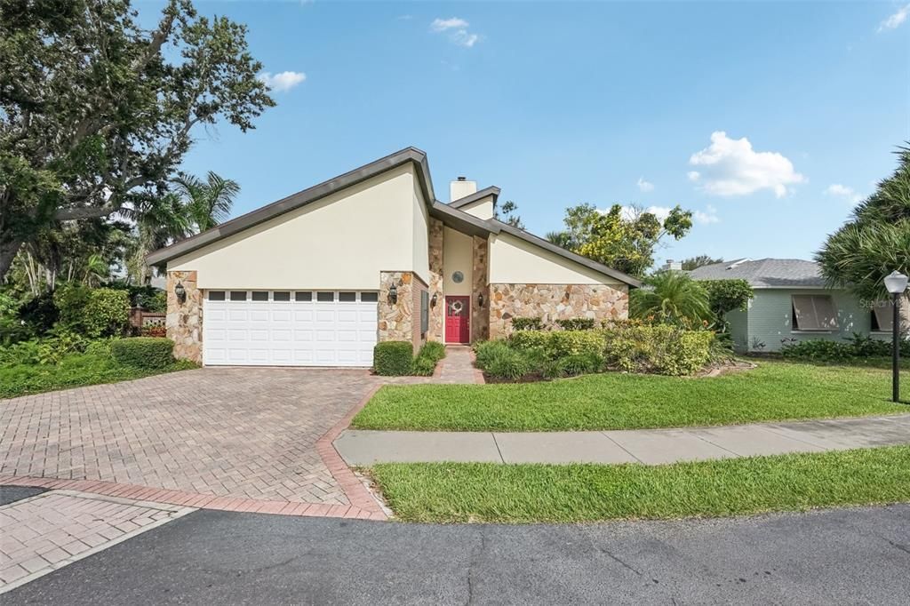 For Sale: $599,000 (3 beds, 2 baths, 1952 Square Feet)