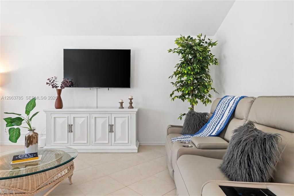 For Rent: $9,000 (3 beds, 2 baths, 1645 Square Feet)