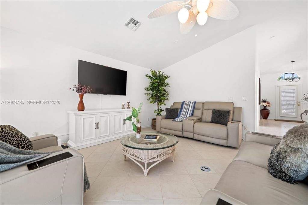 For Rent: $9,000 (3 beds, 2 baths, 1645 Square Feet)
