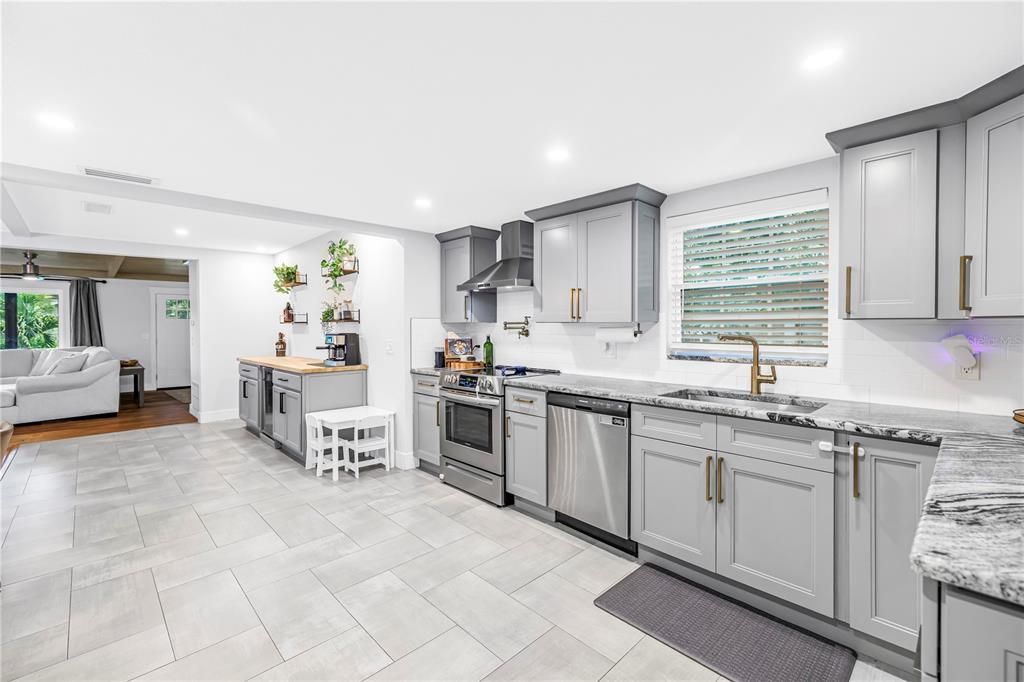 Activo con contrato: $689,000 (3 camas, 2 baños, 1978 Pies cuadrados)