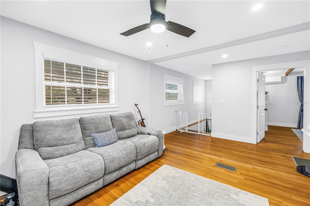 Activo con contrato: $689,000 (3 camas, 2 baños, 1978 Pies cuadrados)