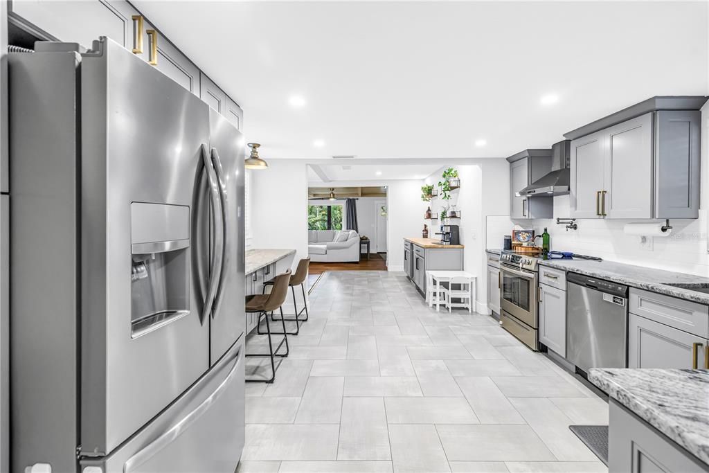Activo con contrato: $689,000 (3 camas, 2 baños, 1978 Pies cuadrados)