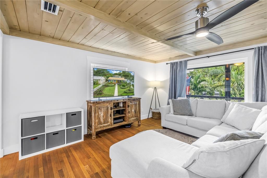 Activo con contrato: $689,000 (3 camas, 2 baños, 1978 Pies cuadrados)