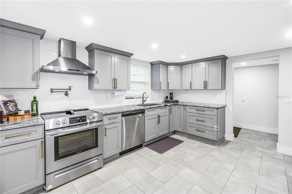 Activo con contrato: $689,000 (3 camas, 2 baños, 1978 Pies cuadrados)