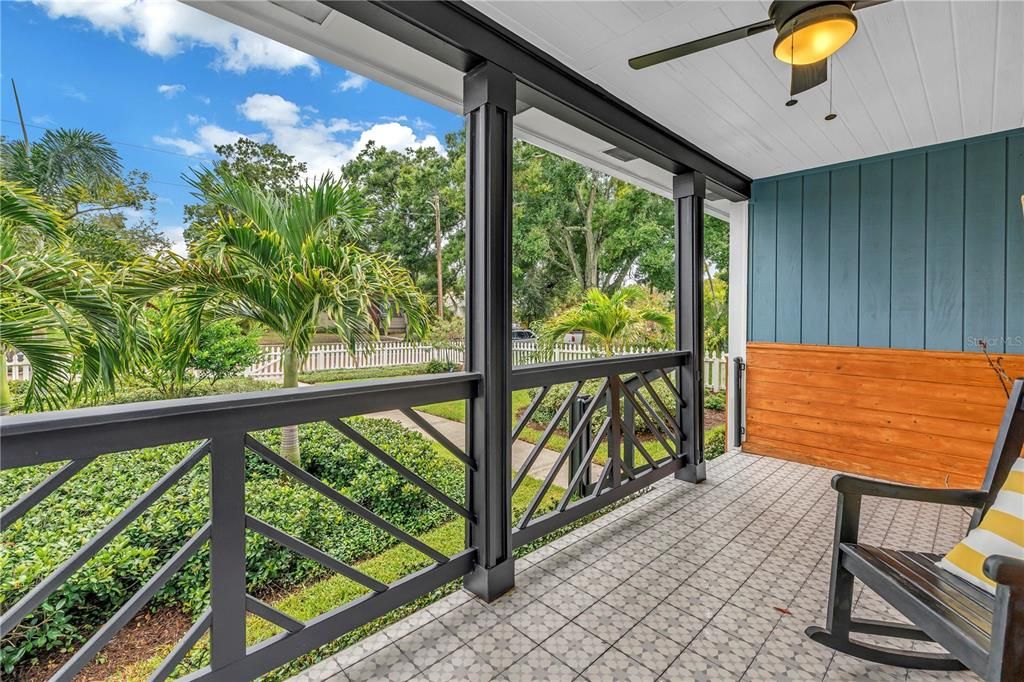 Activo con contrato: $689,000 (3 camas, 2 baños, 1978 Pies cuadrados)