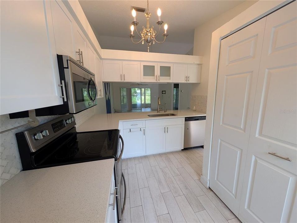For Sale: $179,900 (2 beds, 2 baths, 924 Square Feet)