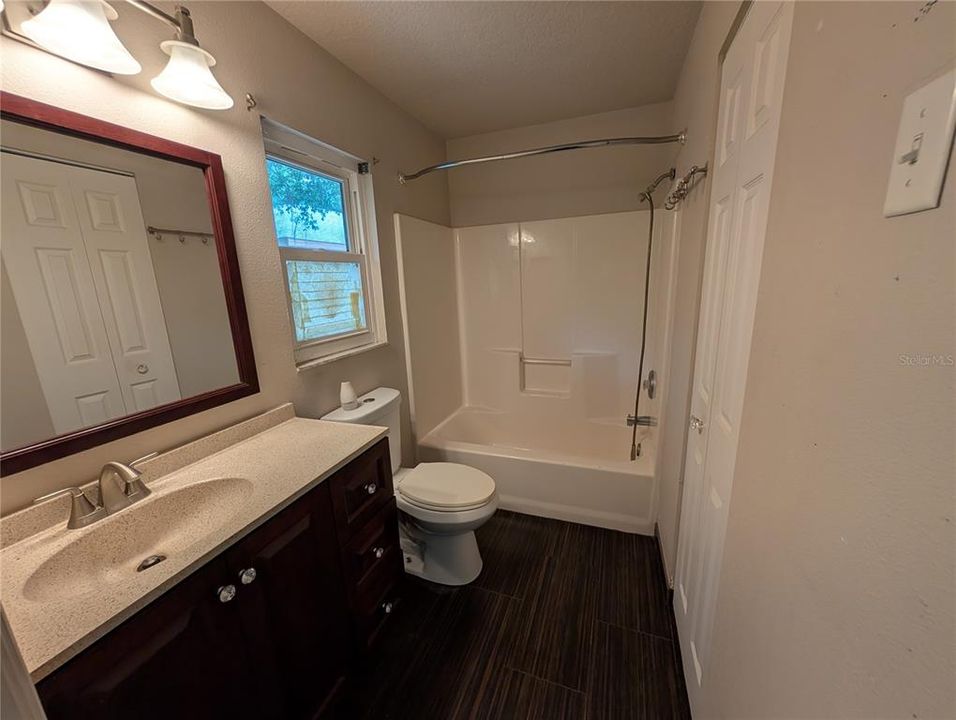 For Sale: $179,900 (2 beds, 2 baths, 924 Square Feet)