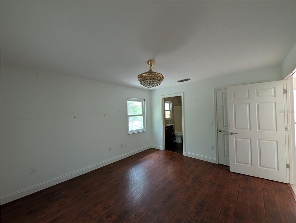 For Sale: $179,900 (2 beds, 2 baths, 924 Square Feet)